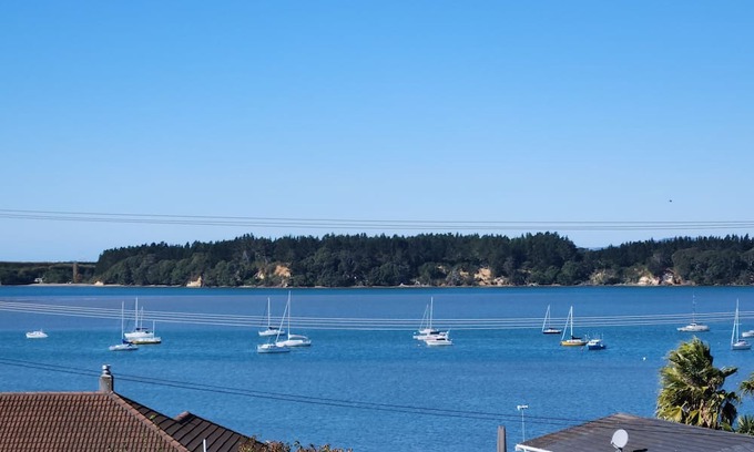 Omokoroa Apartment | Private self contained 1 bedroom apartment Great harbour views in Omokoroa