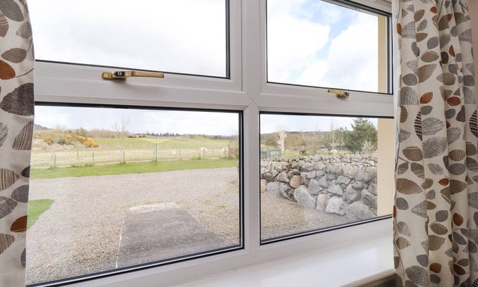 Palnackie Cottage | HEREFORD COTTAGE, pet friendly, with hot tub in Dalbeattie