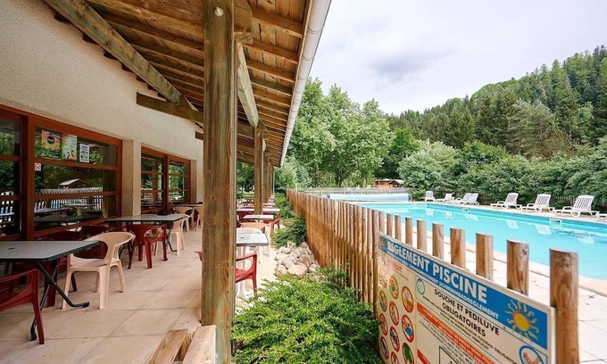 Sainte-Sigolene Ski Chalet | Luxe Sanitary 5 Pers. Villatent at the 4-star campsite de Vaubarlet in Auvegne