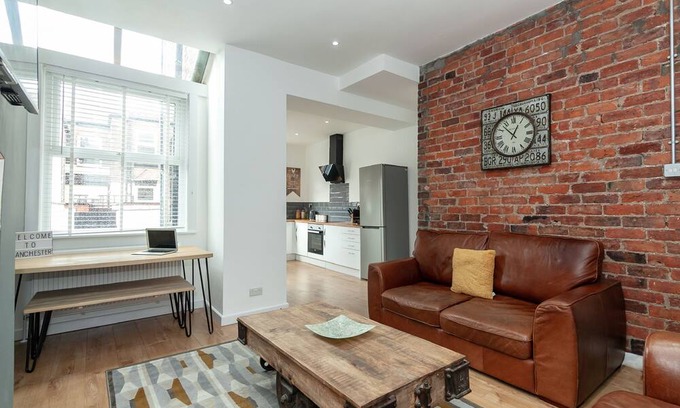 Swinton House | Park House - Modern 3 Bedroom House Near Manchester City Centre