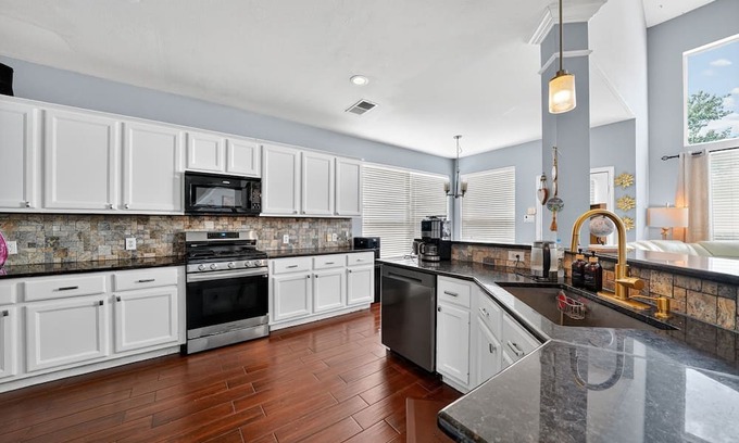 Stone Oak House | San Antonio Oasis Hot Tub & Pool Access 4 Bedroom Home