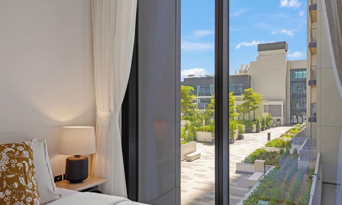 Nad Al Sheba Apartment | Modern Apartment with Balcony and Pool