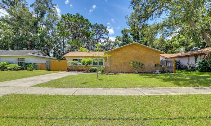 Pinellas Park Apartment | 7 Mi to Beach: Pinellas Park Studio w/Patio