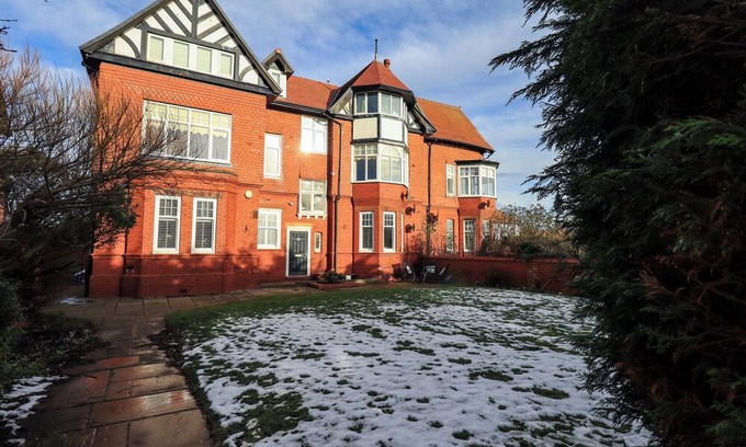 Lytham St. Anne's Cottage | CLIFTON DRIVE APARTMENT, pet friendly in Lytham St. Annes