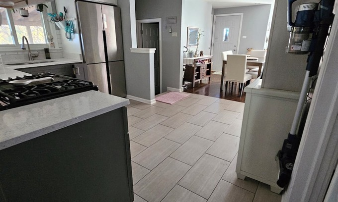 East Side House | Twin bed room , smart TV 32" with shared bathroom