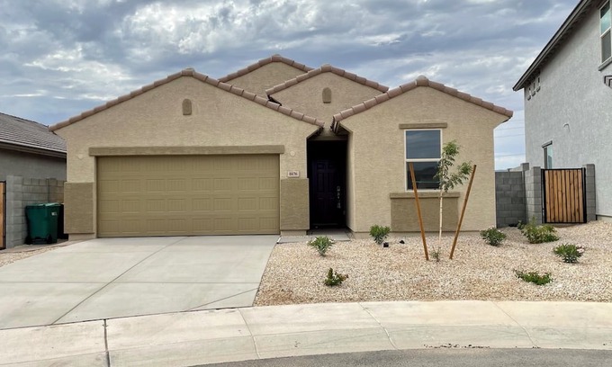 Waddell House | Charming 3-bedroom house in Waddell with AC