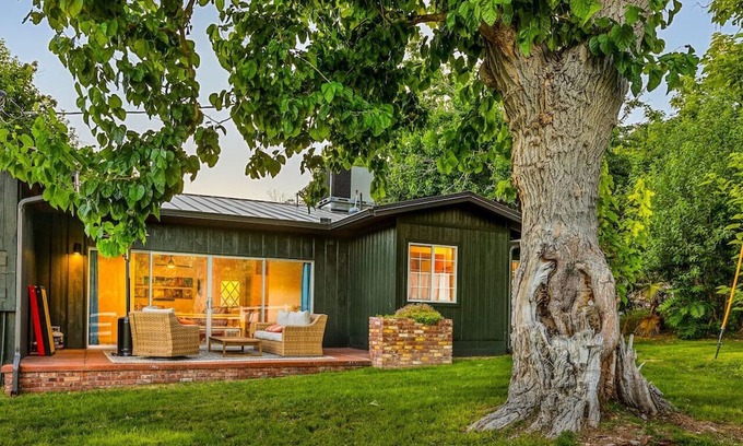 Cornville House | The Vineyard House Pool & Spa + Oak Creek Access