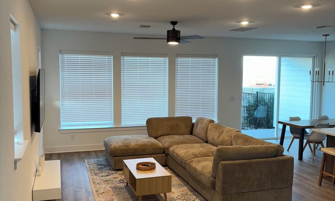 Austin House | Charming and luxurious 1-bedroom house in enchanting Austin with WiFi and Cozy.