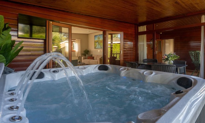 Erm Ski Chalet | Drents Genieten in Grasheide: with private jacuzzi and infrared sauna.