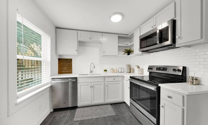 Washington Ave./ Memorial Park House | Welcome Home! 1Bed/1 Bath, Parking, Full Kitchen!