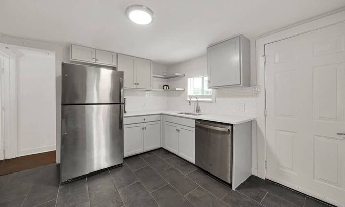 Washington Ave./ Memorial Park House | Centrally Central! 1Bed/1Bath Home! W/D, Parking!