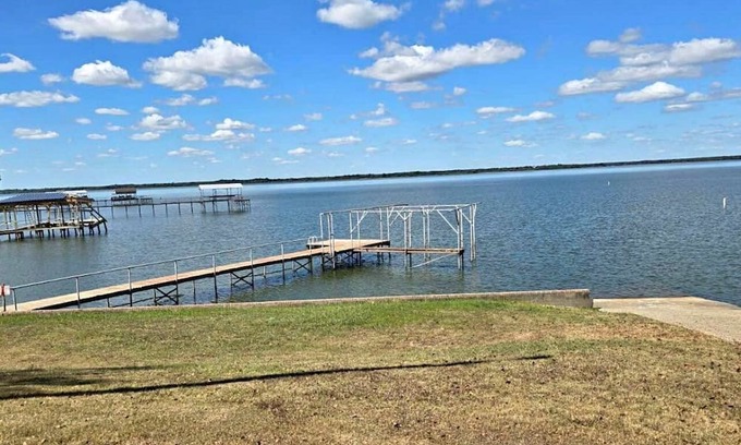 West Tawakoni House | Lake house. One bedroom with walking closet. Shared bath with his/her vanity