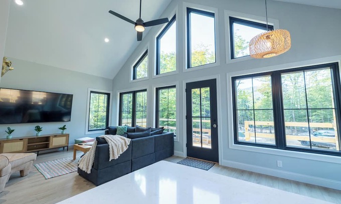 Bartlett Ski Chalet | Brand New 2-bedroom chalet in charming Bartlett with WiFi, AC and EV Charger