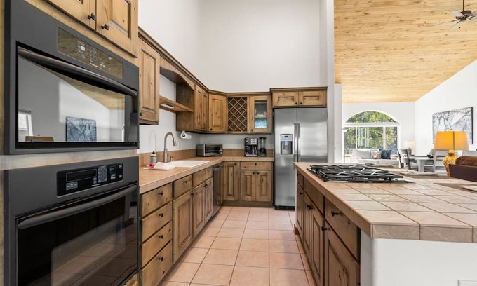 Dalton Ranch House | Great Backyard, Fireplace, Sunny Home In Golf Course Community!