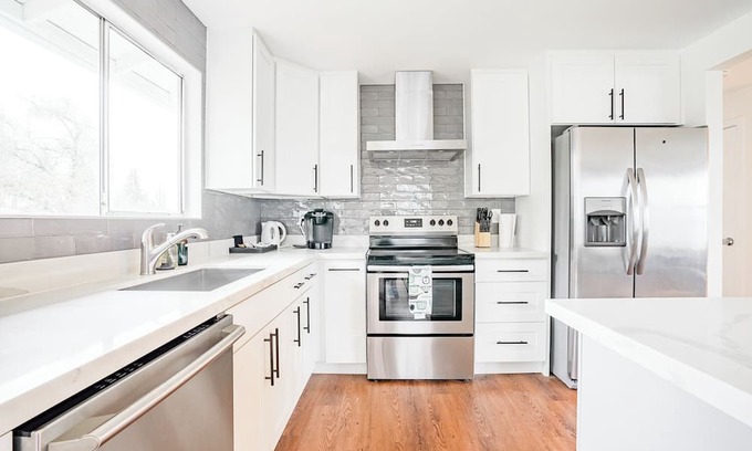 South Beacon Hill House | Beautiful Modern Farmhouse near DT w/6 queen rooms