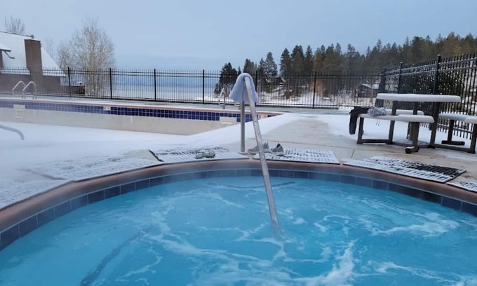Lakeside Resort | Cozy 2-bedroom condo on the lake at Peaceful Bay Resort