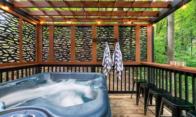 Chalet Village Cabin | Holiday Paradise|5 Min to Downtown|Movie Room