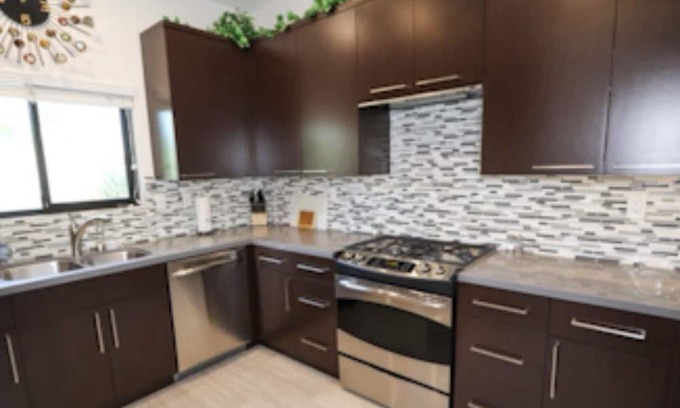 The Rose Garden Condo | Chic 2-bedroom condo with WiFi, AC in Palm Springs