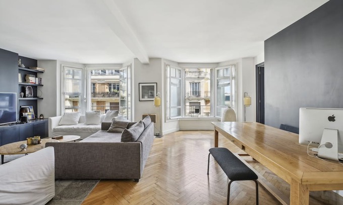17th Arrondissement Apartment | Sublime apartment 10 mns from the Champs Elysées. Very bright and cosy