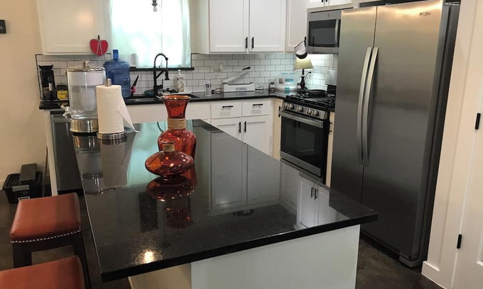 Bastrop House | Charming 3-bedroom house with excellent WiFi and super cold AC in Bastrop