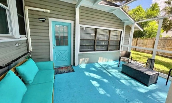 Tarpon Springs Apartment | Sponge Docks. Charming, renovated, large studio, in Historic Tarpon Springs.