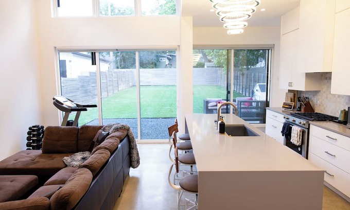 Galindo House | Stylish Retreat: Incredible Views & Vintage Vibes