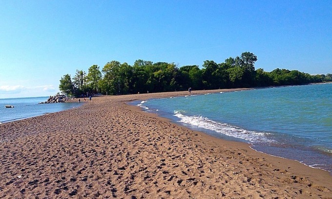 Leamington House | Lakefront relaxation, hot tub, and adventure awaits at Seacliff Park and beach