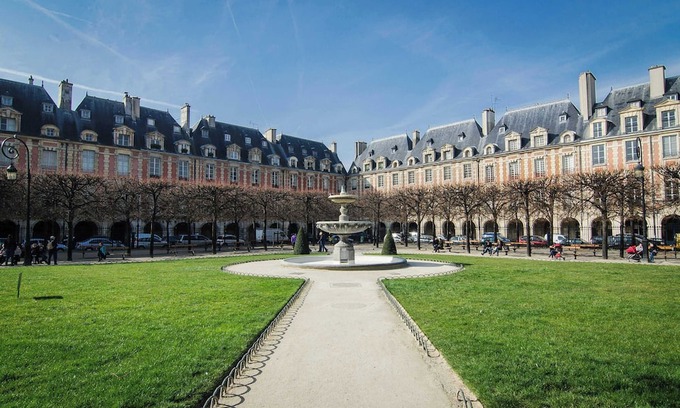 Quartier Sainte-Avoye Apartment | IMMERSE YOURSELF IN THE AUTHENTICITY OF PARISIAN LIFE