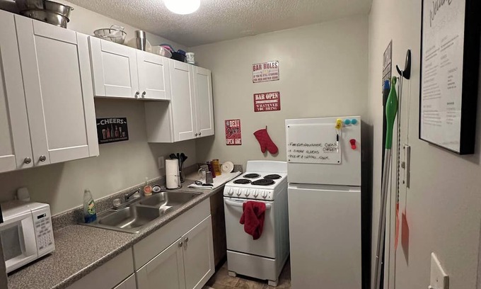 Riverview Apartment | Charming One Bedroom KCK Apartment - Cold AC - WiFi - Clean & Affordable!