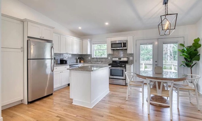 Springs Cottage | Charming cottage with 3 bedrooms and WiFi, AC in welcoming East Hampton Springs
