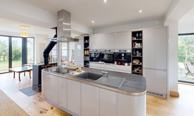 Charlton Marshall House | Large Family Home 23 min to Beach and New Forest