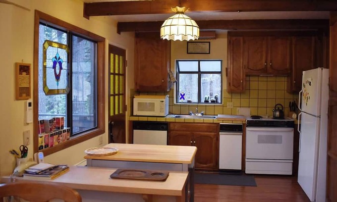 Arnold Ski Chalet | HighlandHouse: Kid & Dog-Friendly