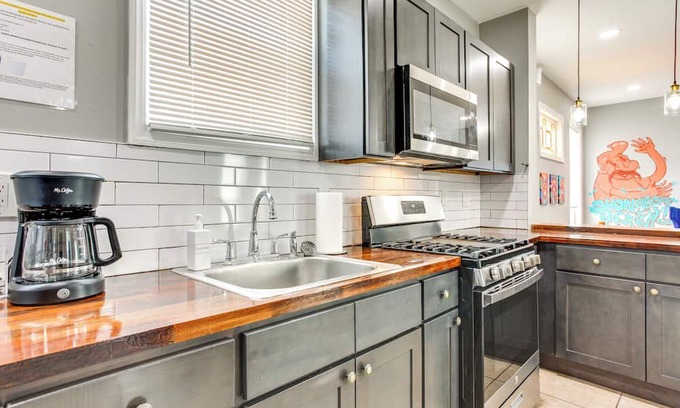 Elizabeth Apartment | Convenient Elizabeth Apartment w/Private Balcony!