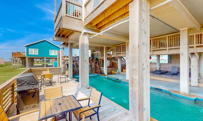 Gilchrist Apartment | Beachfront studio w/ ample outdoor activities & stunning views