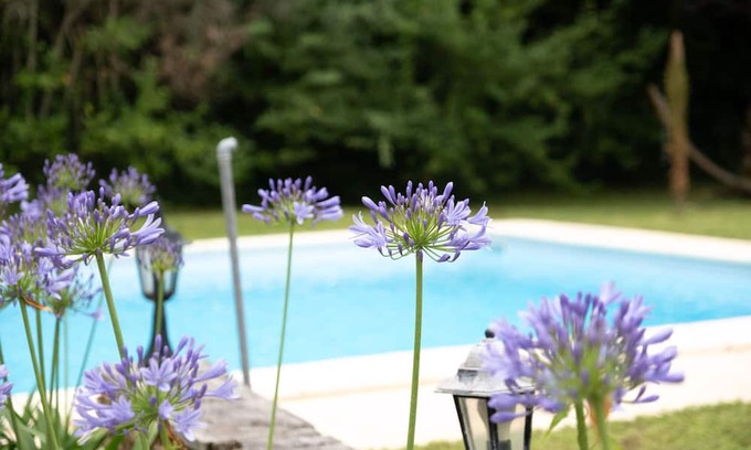 Vezac Villa | Villa 'Superbe Bord De La Dordogne' with Mountain View, Private Pool and Wi-Fi