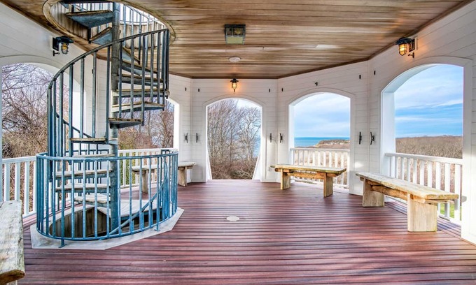 Montauk House | Bayside Estate | Estate w/Pool, Gym & Beach Access