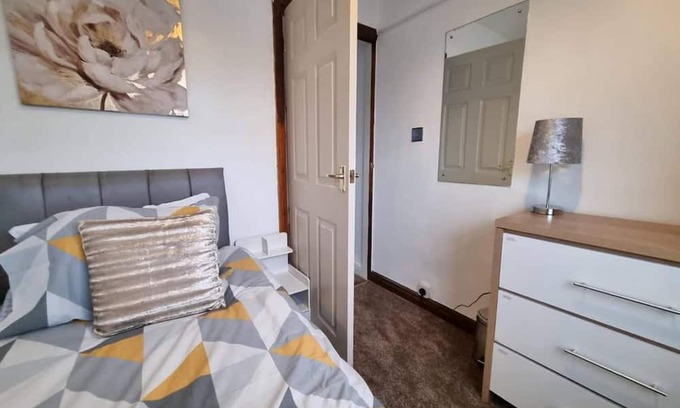 Droylsden House | 3 Bed Spacious House with Parking