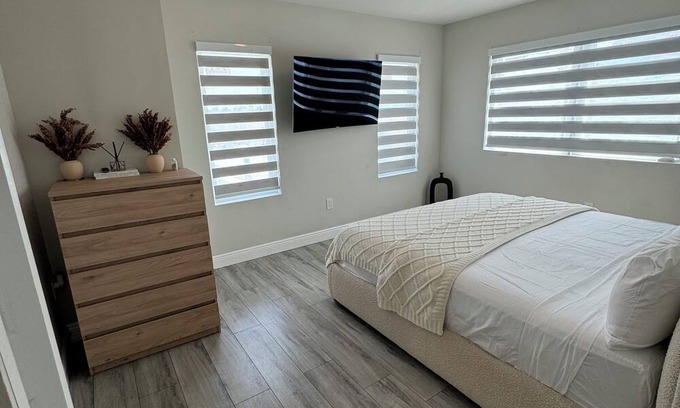 Oakland Park House | Charming 3-bedroom house in delightful Oakland Park with WiFi, AC