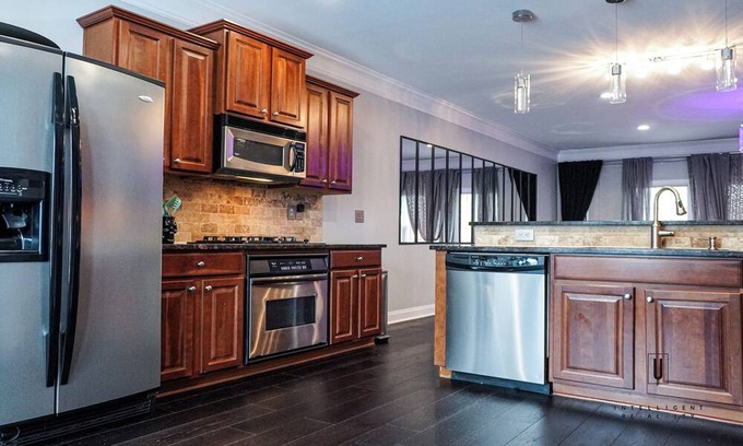 Sandy Springs House | Beautiful High Quality 3-bedroom Townhome in Sandy Springs Gated Community.