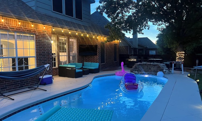 Woodland House | Awesome Pool House Pet friendly. Close to Mall and nice Restaurants. Great area