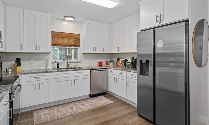 Crystal River House | Family Fun- Game room, Hot Tub on 1acre- with Room to Park RV or Boat-5G Wifi