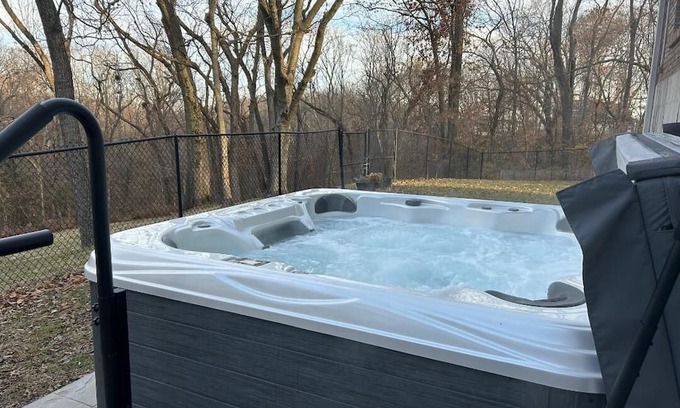 Hannibal House | Spacious executive home, close to Historic trails, w/hot tub, pet friendly.