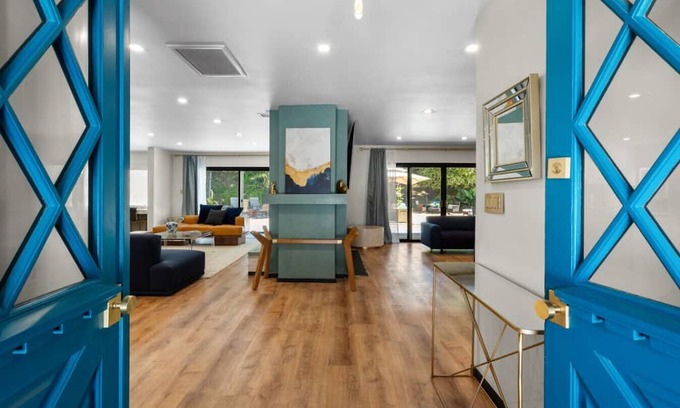 Ladera Heights House | Luxury 3+3 with Spacious Yard w/ Car + Chef option