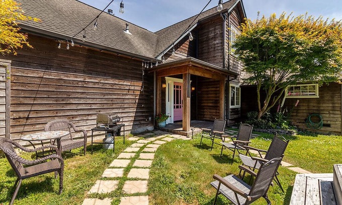 Westhaven-Moonstone House | Casa de Rosa~Comfortable Cottage w/ Hot Tub