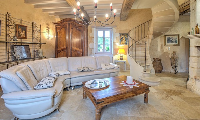 Neuvic Cottage | Cottage 'Moulin De Villeverneix' with Private Garden, Wi-Fi and Air Conditioning