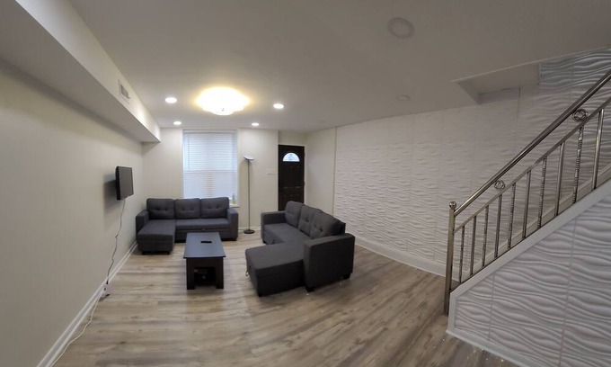 South Philadelphia House | Cozy Modern Sleep11 Guest House just minutes from historic Philadelphia downtown