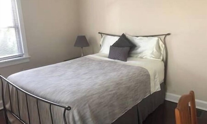 Milford House | Prívate & Affordable room 3 Minutes from Downtown!