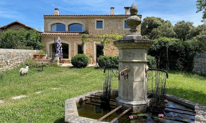 Jouques House | Maison de Campagne Spacieuse et Calme Avec Piscine