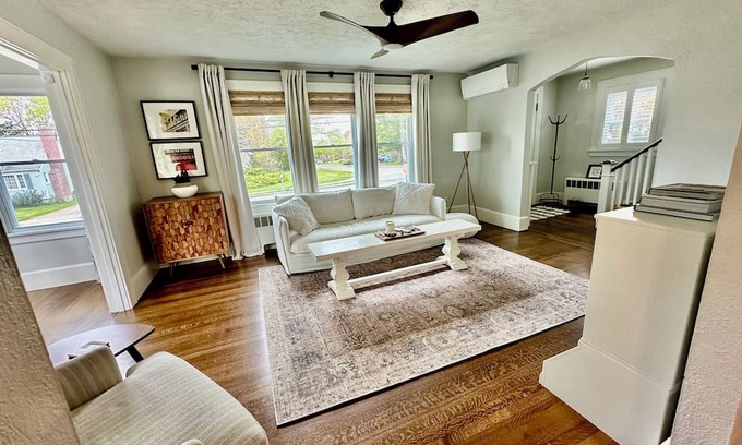 West Mystic House | Historic Mystic at it’s best - walking distance to DT & children’s park!