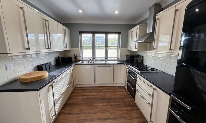 Newport House | Amazing sea views. Fully refurbished. Sleeps 6. Dog friendly.